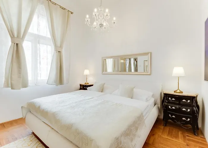 Old Town Royal Apartment With Giant Terrace