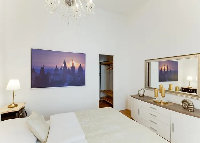 Old Town Royal Apartment With Giant Terrace